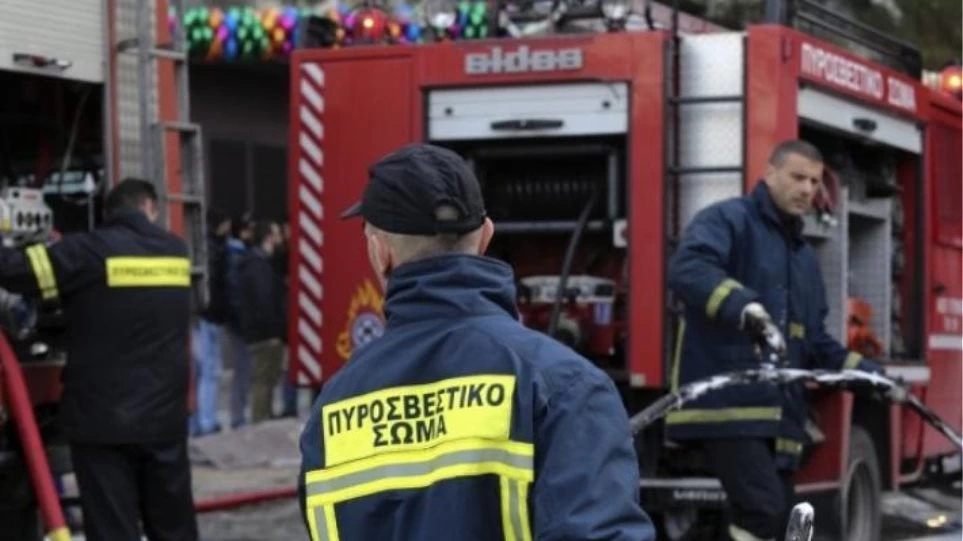 Φωτιά σε μάντρα αυτοκινήτων στο Αιγάλεω- Κλειστές δύο λωρίδες κυκλοφορίας στη λεωφόρο Αθηνών